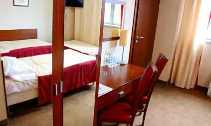 Zimmer mit Zustellbett